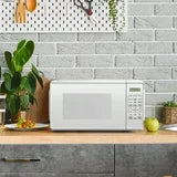 Mainstays 0.7 Cu ft Countertop Microwave Oven, 700 Watts， White, Child Safety Lock